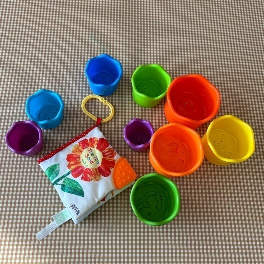 The Very Hungry Caterpillar Tiny Seed Clip-On Soft Book &‎ stackable cups set